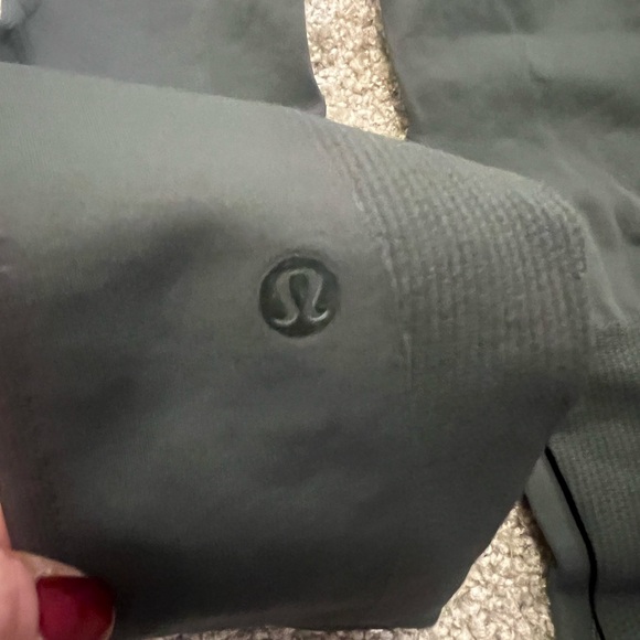 Lululemon zone in crop gator green XS $118 NWOT - Picture 8 of 13